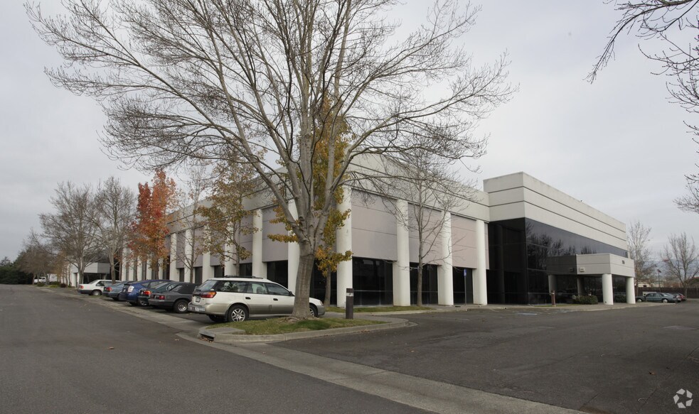 775 Southpoint Blvd, Petaluma, CA à vendre - Photo du bâtiment - Image 2 de 11