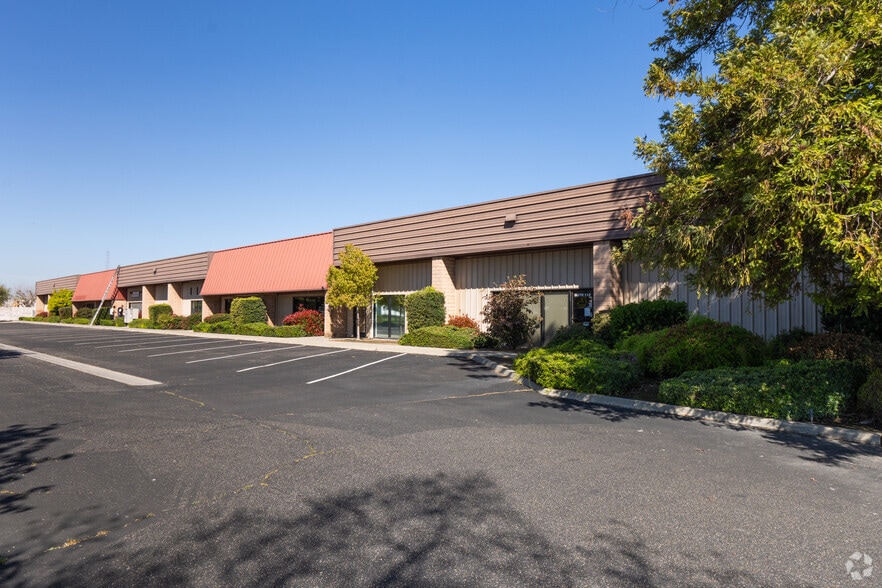 105 W Dakota Ave, Clovis, CA for lease - Building Photo - Image 3 of 6