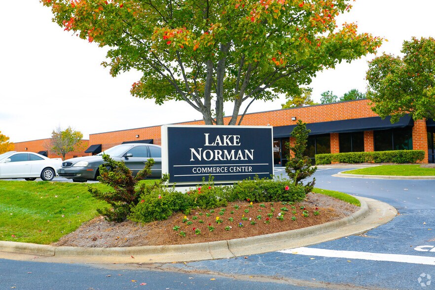 20464 Chartwell Center Dr, Cornelius, NC à louer - Photo du bâtiment - Image 3 de 5