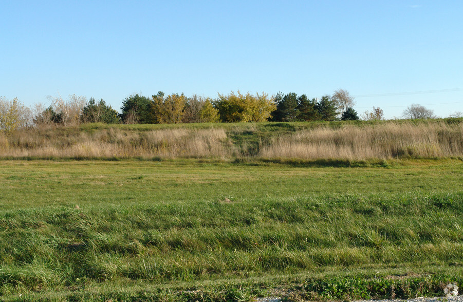 Corporate Cir, East Troy, WI à vendre - Photo du bâtiment - Image 1 de 2