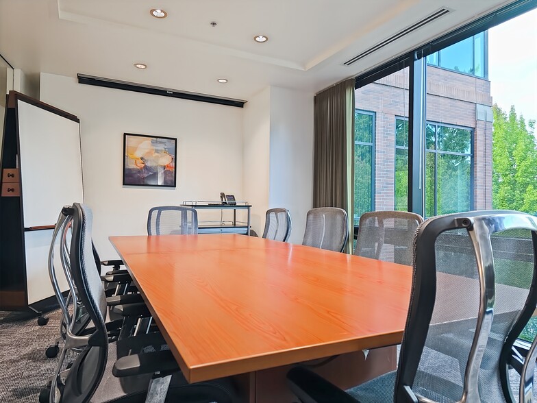 4800 Meadows Rd, Lake Oswego, OR for lease - Interior Photo - Image 2 of 18