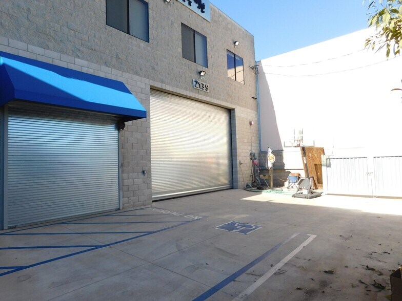 2139 S Los Angeles St, Los Angeles, CA à louer - Photo du bâtiment - Image 2 de 11