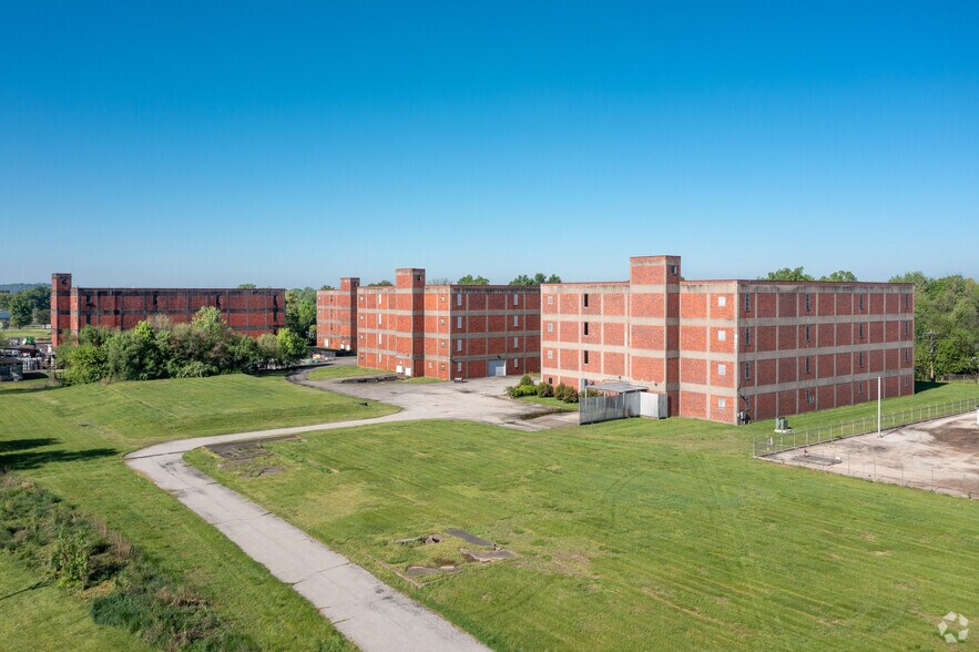 1600 Bernheim Ln, Louisville, KY à vendre - Photo du bâtiment - Image 1 de 7