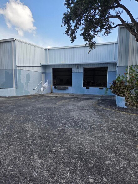 12100 SW 129th Ct, Miami, FL à louer - Photo du bâtiment - Image 2 de 5