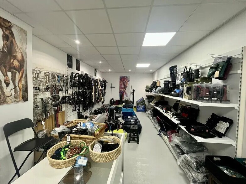 Commerce de détail dans Velleron à louer - Photo du bâtiment - Image 2 de 4