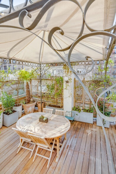 Multifamily in Paris for sale - Building Photo - Image 2 of 2