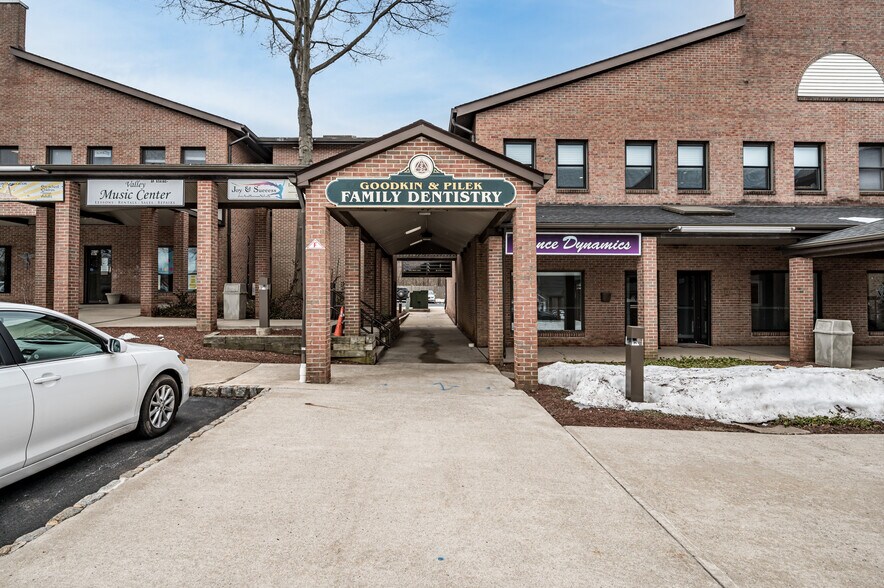 59 E Mill Rd, Long Valley, NJ à vendre - Photo du bâtiment - Image 2 de 30