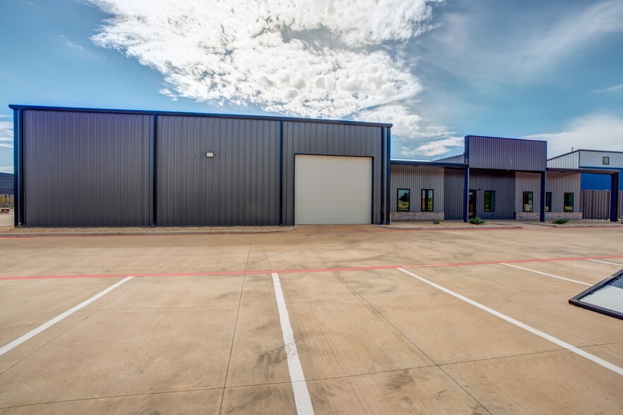 3205 118th St, Lubbock, TX for lease - Building Photo - Image 1 of 33