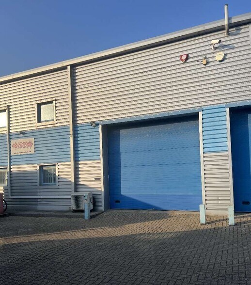 Unit 2 Douglas Dr, Godalming à vendre - Photo du bâtiment - Image 1 de 2
