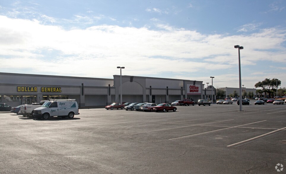 458-655 W Brandon Blvd, Brandon, FL à louer - Photo du bâtiment - Image 2 de 7