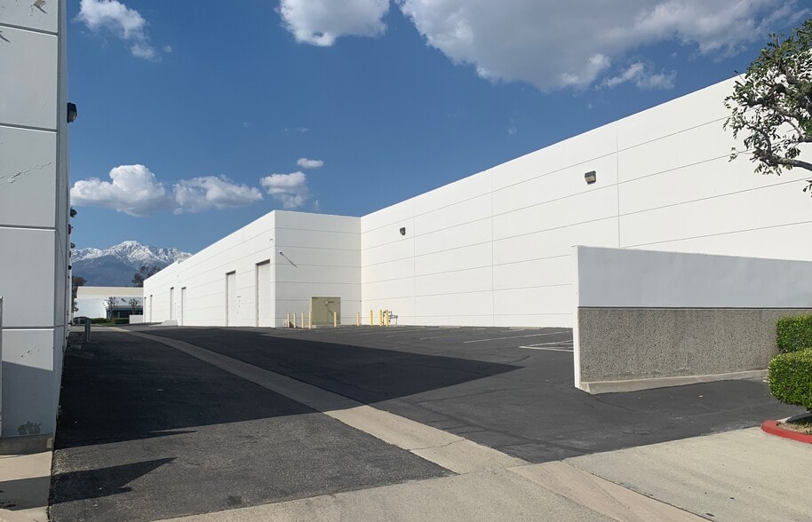 2021 E Locust Ct, Ontario, CA à louer - Photo du bâtiment - Image 3 de 4