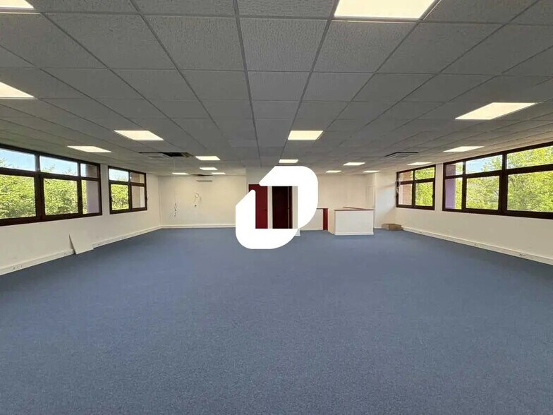 30 Avenue Robert Surcouf, Voisins-le-Bretonneux for lease - Interior Photo - Image 3 of 11