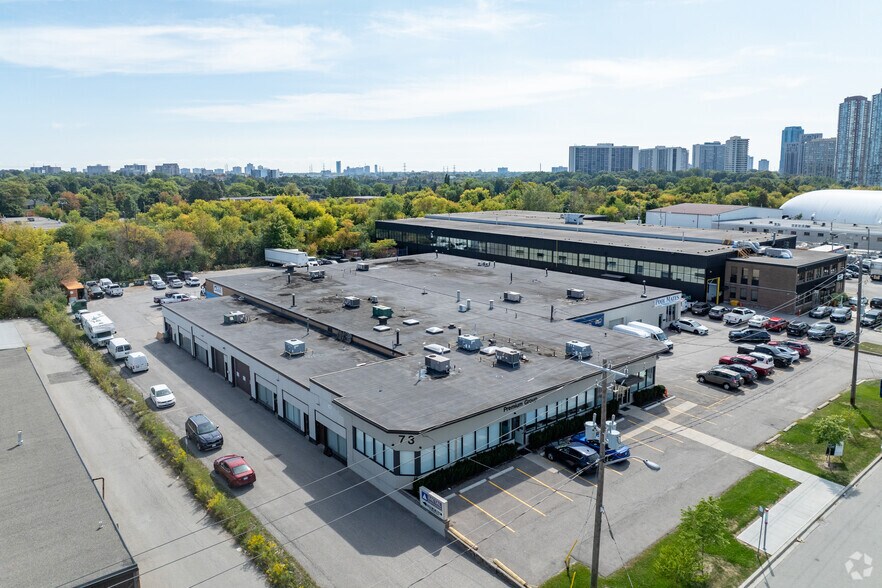 73 Railside Rd, Toronto, ON à louer - Photo du bâtiment - Image 3 de 4