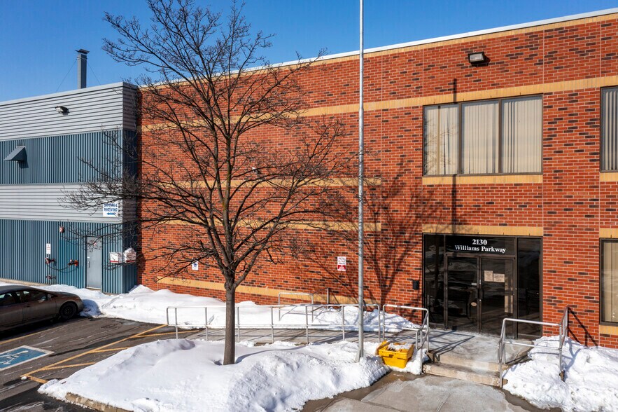 2130 Williams Pky, Brampton, ON à louer - Photo du bâtiment - Image 3 de 4