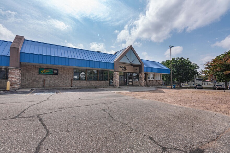 802 Broadway, Wisconsin Dells, WI à vendre - Photo du bâtiment - Image 2 de 24