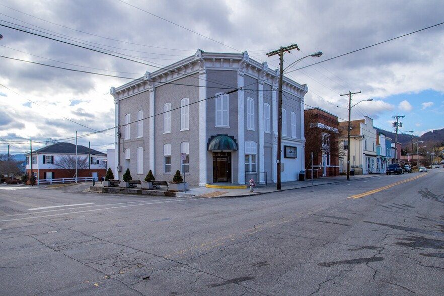 181 Main, New Castle, VA for lease - Primary Photo - Image 1 of 30