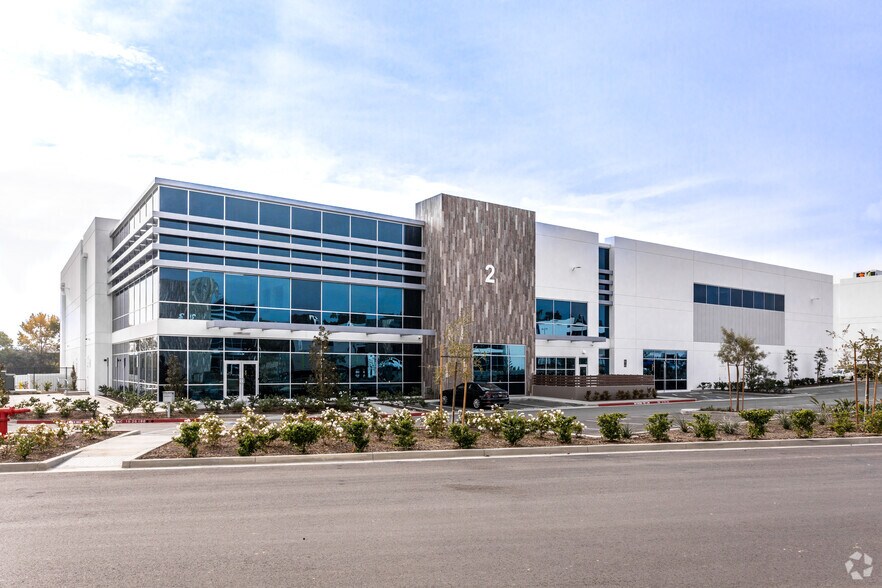 17 Longitude Way, Corona, CA à louer - Photo du bâtiment - Image 1 de 6