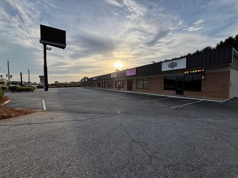 3180-3190 Wade Hampton Blvd, Taylors, SC for lease - Building Photo - Image 1 of 2