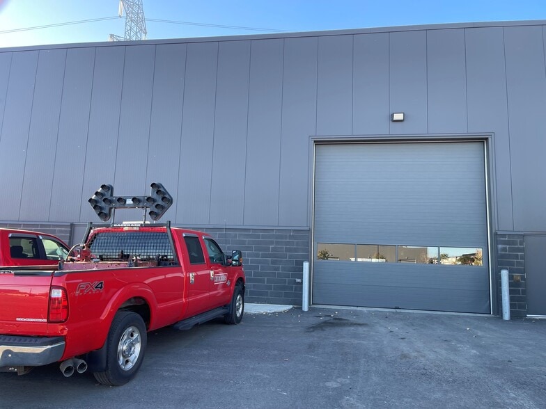 5995 Boulevard des Grandes-Prairies, Saint-leonard, QC for lease - Building Photo - Image 3 of 5