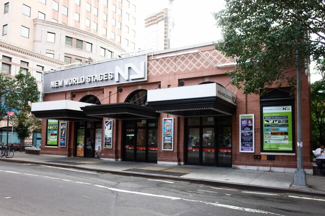 Plus de détails pour 322-348 W 50th St, New York, NY - Commerce de détail à louer