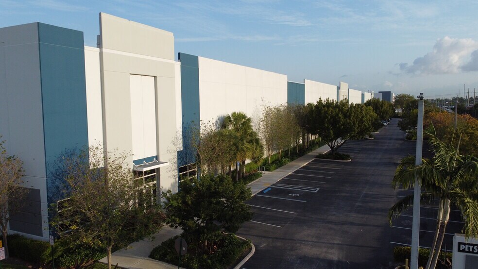 3501 Burris Rd, Davie, FL à louer - Photo du bâtiment - Image 2 de 15