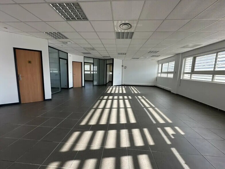 Office in Nîmes for lease - Interior Photo - Image 1 of 10