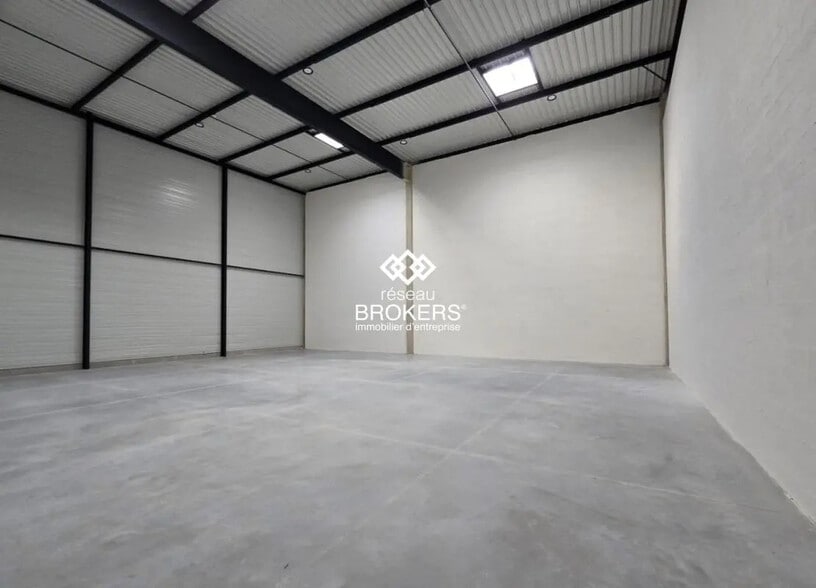 Industrial in Osny for lease - Interior Photo - Image 2 of 3