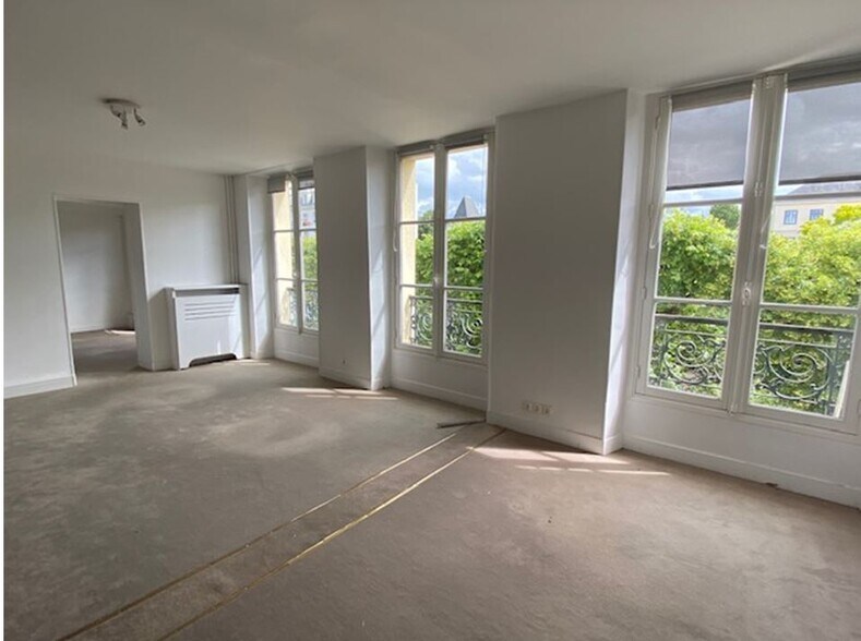 Office in Versailles for lease - Interior Photo - Image 2 of 7