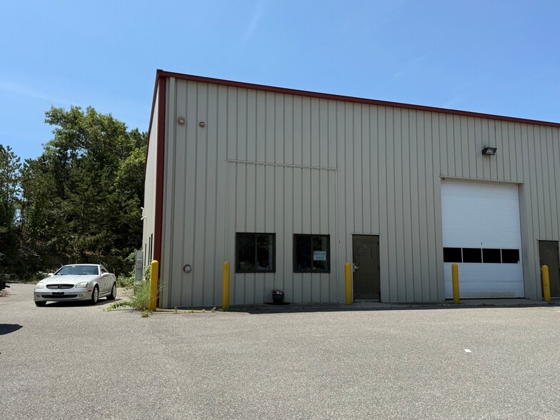 4 Crane Cir, Cataumet, MA for sale - Building Photo - Image 2 of 7