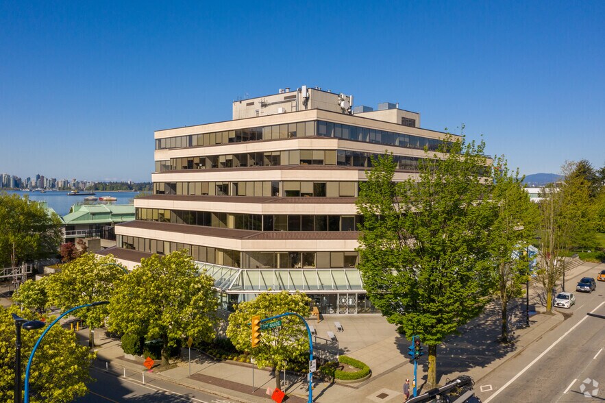 221 W Esplanade, North Vancouver, BC à louer - Photo du bâtiment - Image 3 de 22