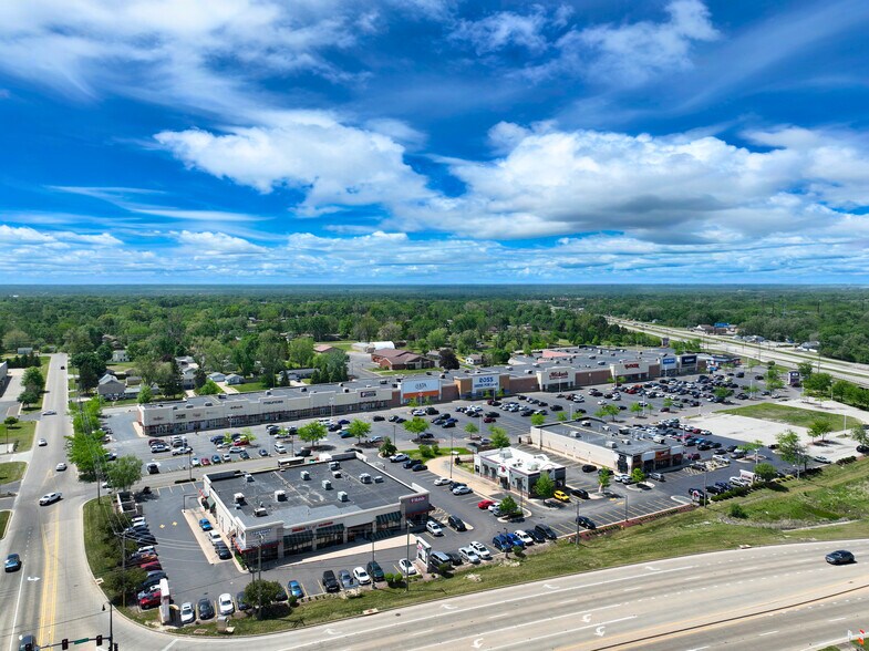 1017 W Lane Rd, Machesney Park, IL for lease - Building Photo - Image 2 of 5