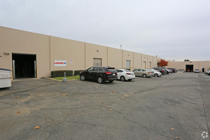 2022-2066 W 11th St, Upland, CA à louer - Photo du bâtiment - Image 3 de 4