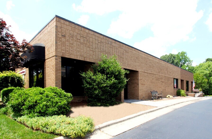 160 Charlois Blvd, Winston-Salem, NC à vendre - Photo du bâtiment - Image 1 de 12