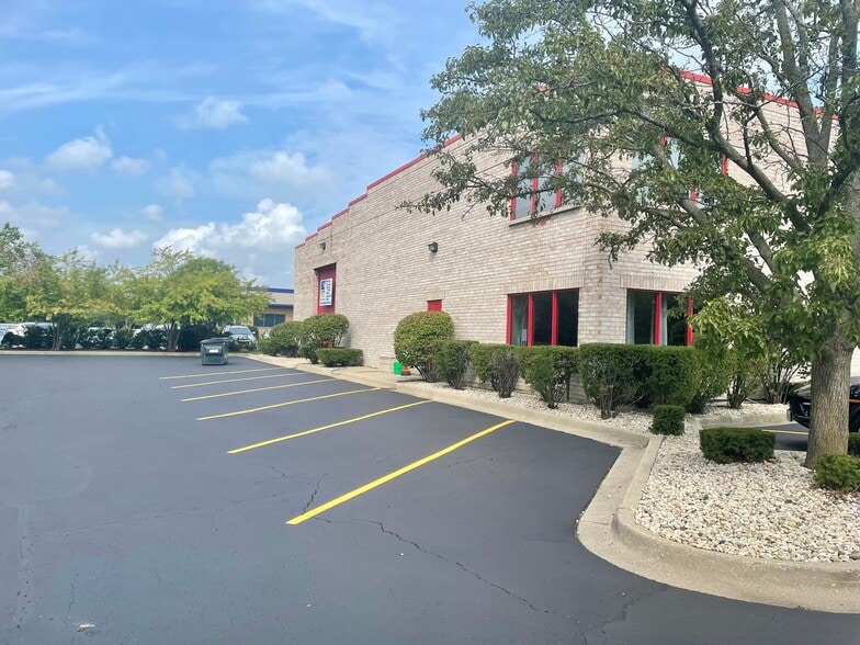 27825 Irma Lee Cir, Lake Forest, IL for sale - Building Photo - Image 2 of 19