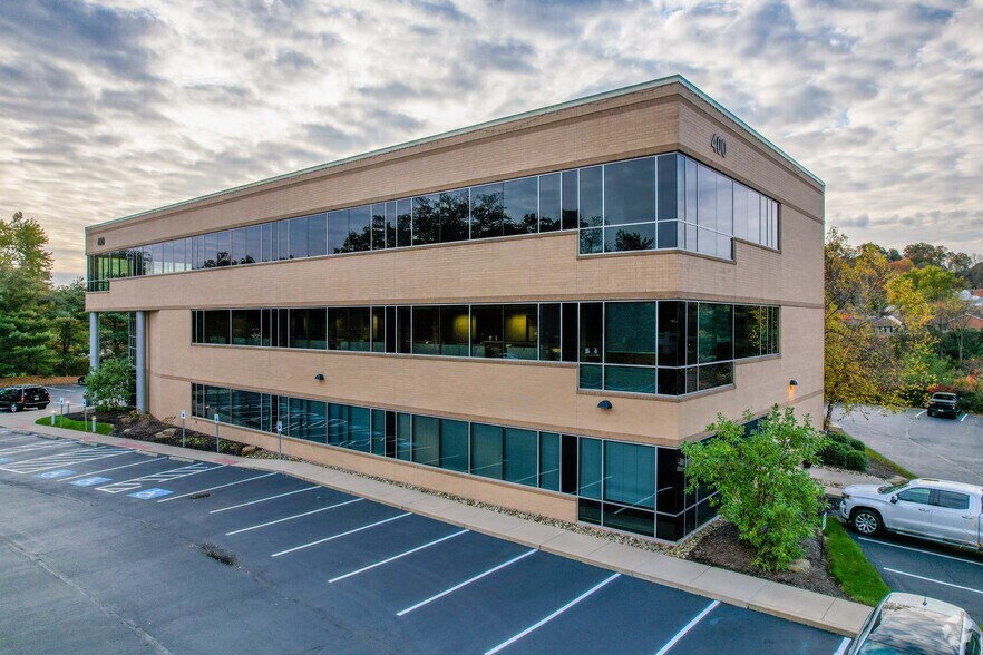 400 Northpointe Cir, Seven Fields, PA à louer - Photo du bâtiment - Image 2 de 5