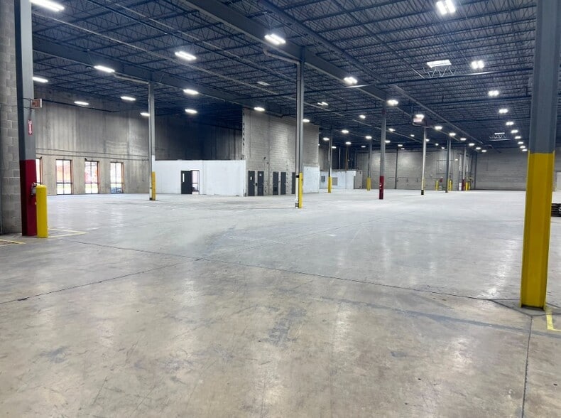 1726-1850 Blackhawk Dr, West Chicago, IL for lease - Interior Photo - Image 2 of 6