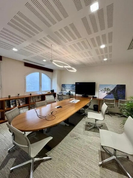 5 Bis Rue Marguerite De Rochechouart, Paris for sale - Interior Photo - Image 3 of 7