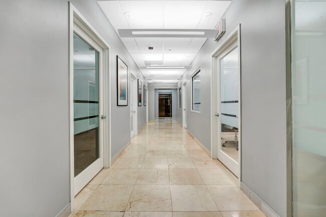 2333 Brickell Ave, Miami, FL 33129 - Unité D-1 -  - Photo intérieure - Image 1 of 34