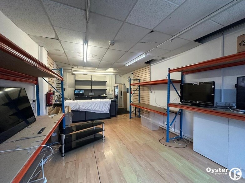 71 Westbury Ave, London for lease - Building Photo - Image 2 of 4