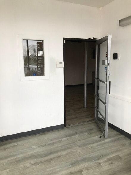 4616 W Fullerton Ave, Chicago, IL for lease - Interior Photo - Image 3 of 66