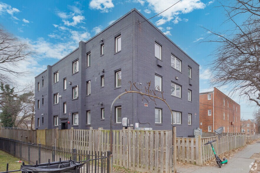 1907 18th St SE, Washington, DC à vendre - Photo du bâtiment - Image 2 de 12