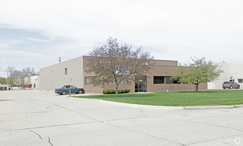 44461 Phoenix Dr, Sterling Heights, MI for lease - Building Photo - Image 2 of 2