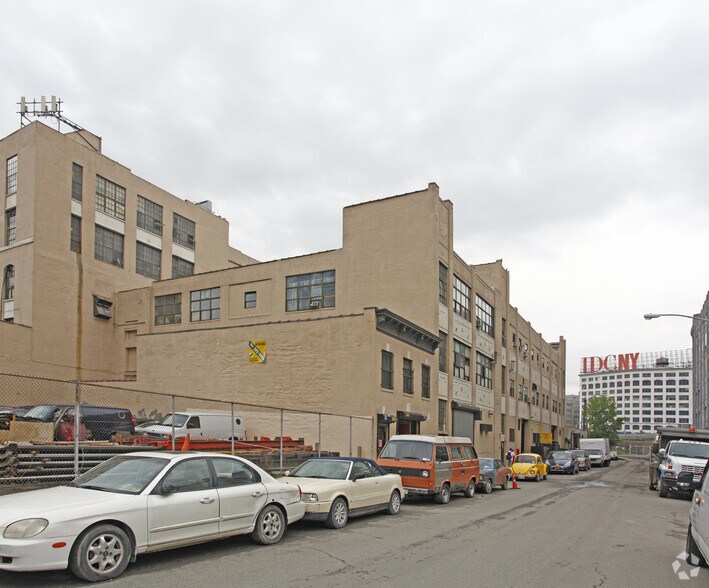 4301 Queens St, Long Island City, NY à louer - Photo du bâtiment - Image 2 de 2