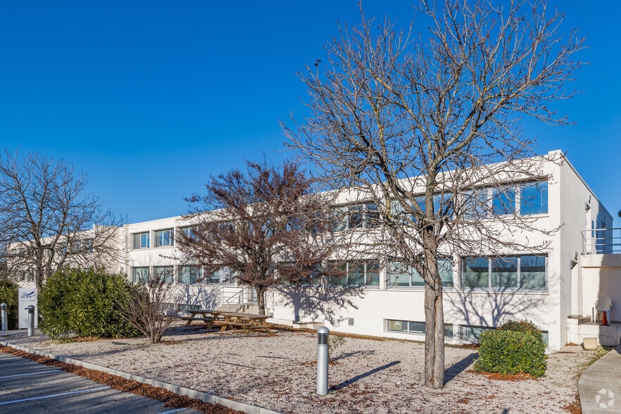 Office in Aix-en-Provence for lease - Primary Photo - Image 1 of 3