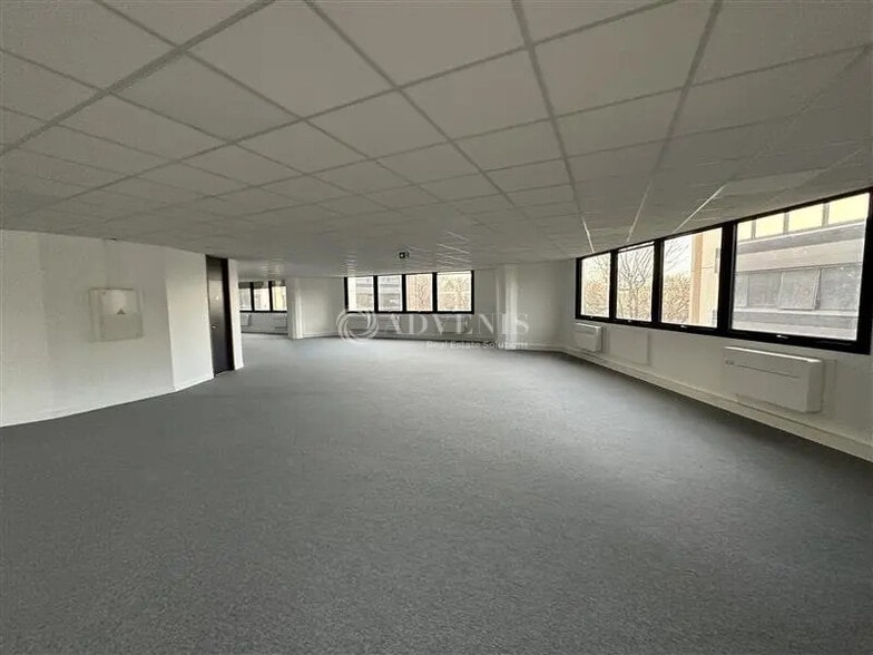 Office in Créteil for lease - Interior Photo - Image 2 of 6