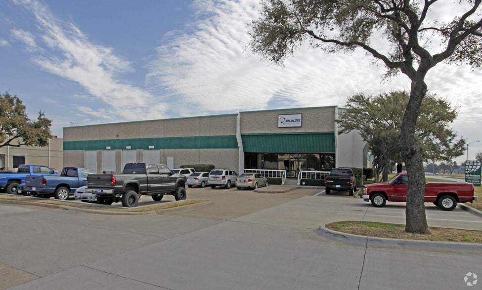 909-913 W Carrier Pky, Grand Prairie, TX for lease - Building Photo - Image 2 of 3