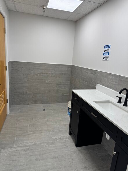 349 Railroad Ave, East Rutherford, NJ à louer - Photo du bâtiment - Image 3 de 7