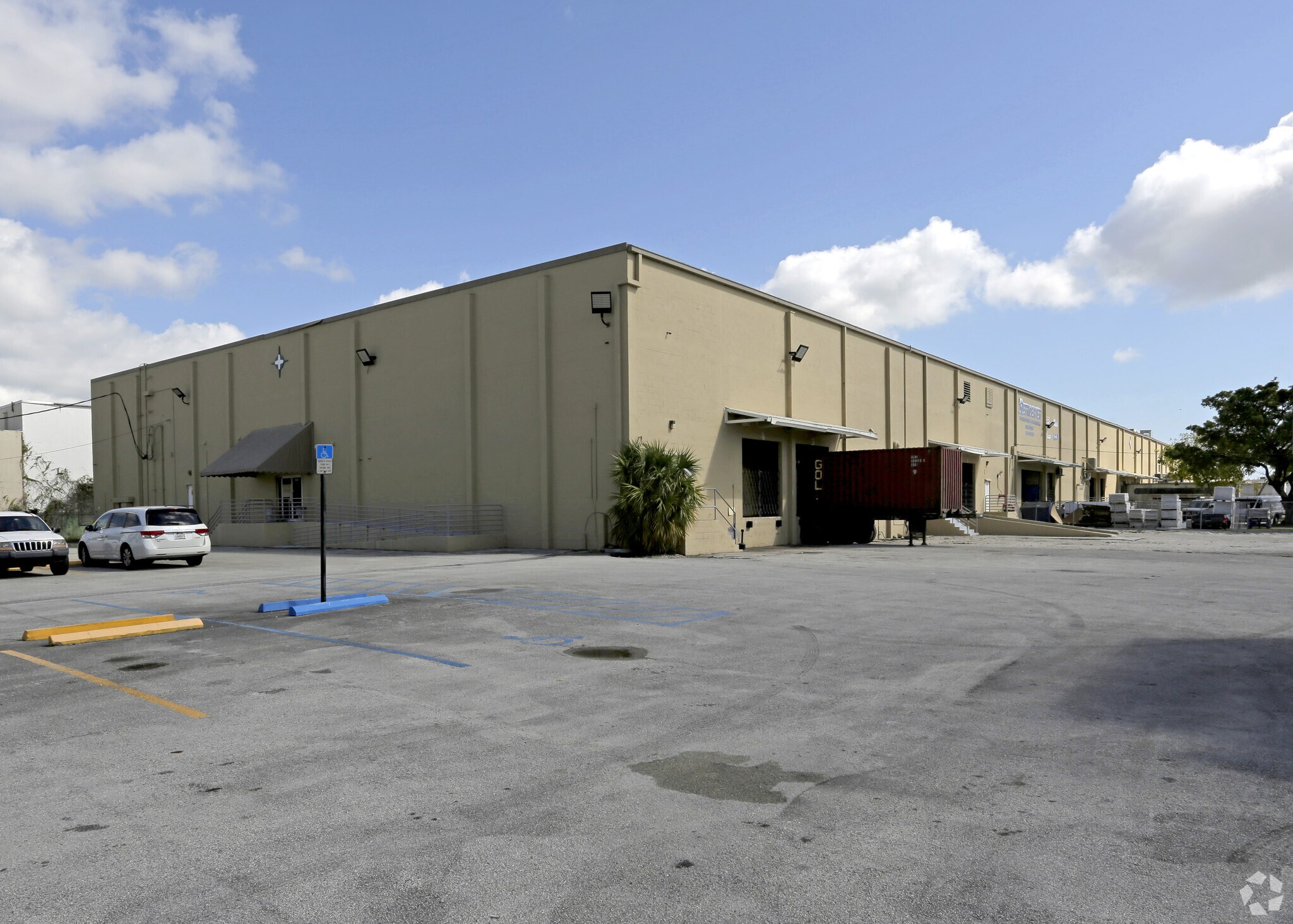 27-57 NE 179th St, Miami, FL à louer Photo principale- Image 1 de 2