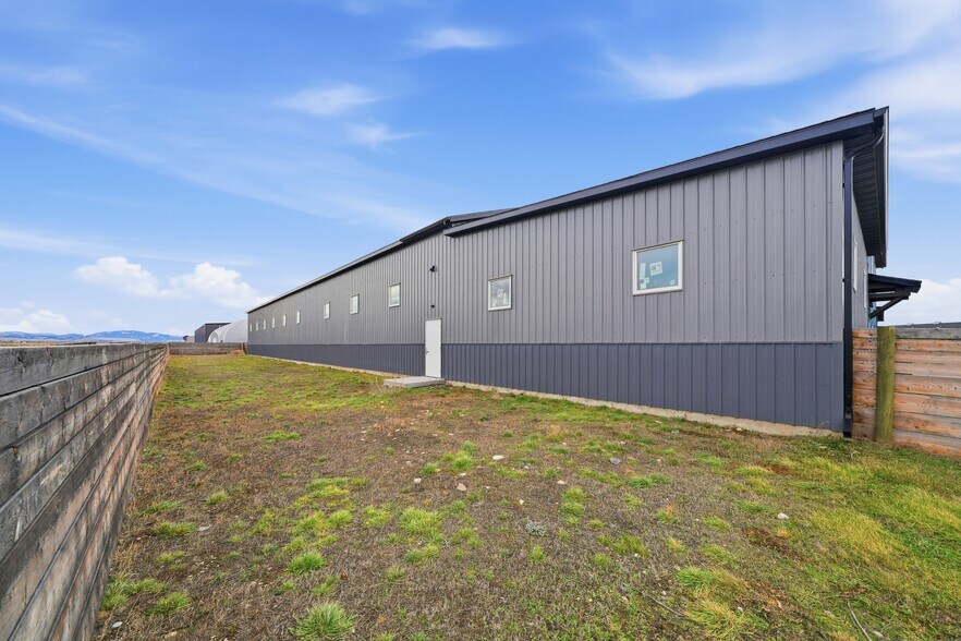 1408 N Jackrabbit Ln, Belgrade, MT à louer - Photo du bâtiment - Image 2 de 37