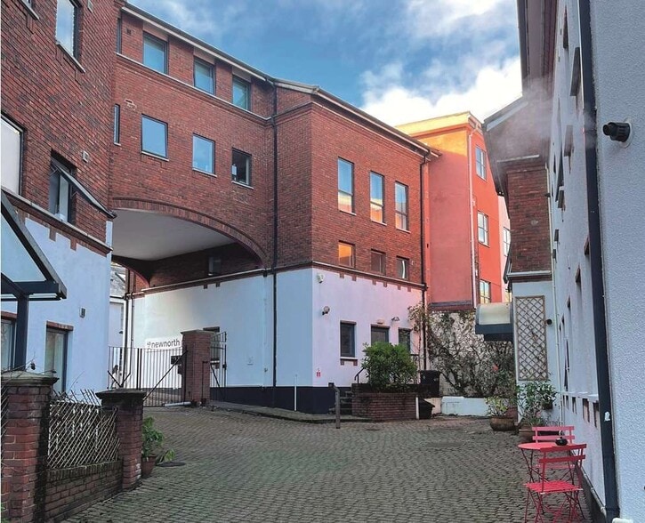 Student Accommodation portefeuille de 2 propriétés à vendre sur LoopNet.ca - Photo du bâtiment - Image 3 de 7